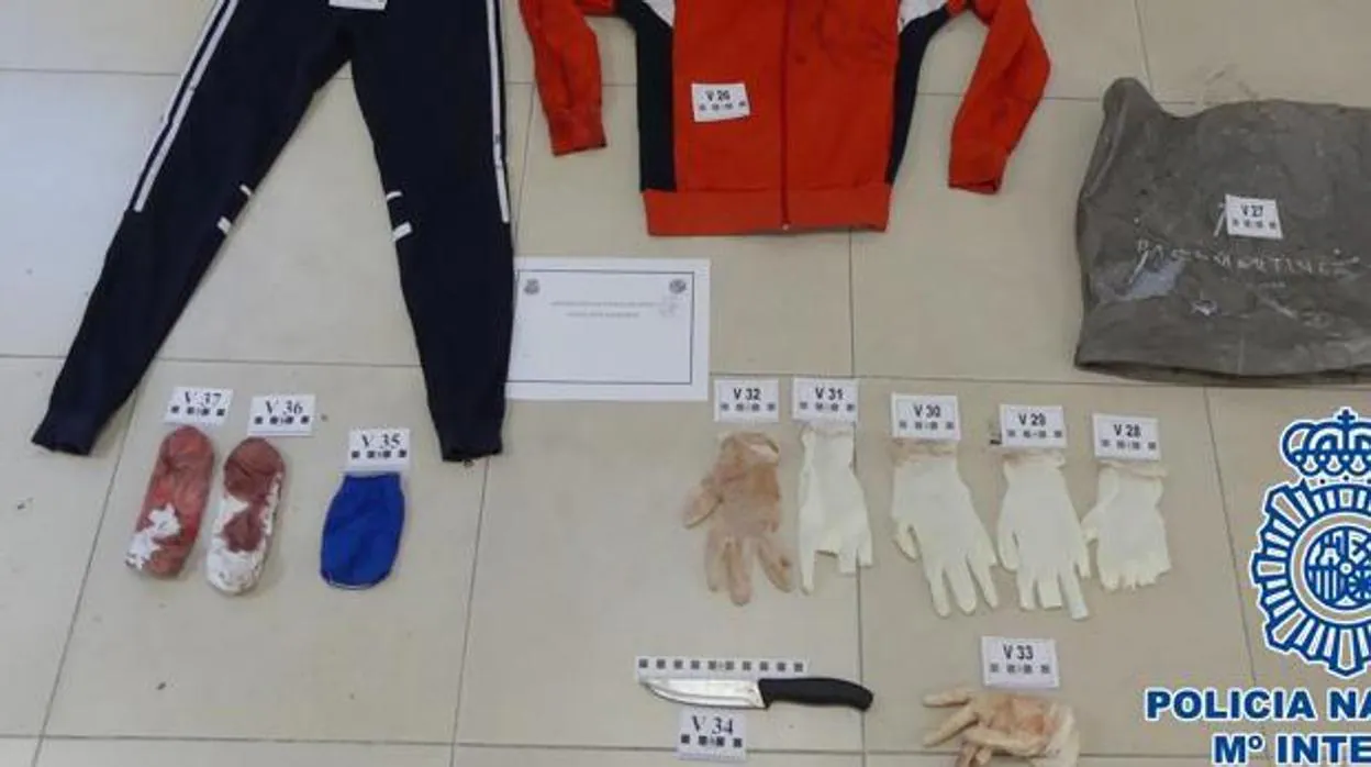 Cuchillo, guantes y ropa ensangrentada encontrada por la Policía.