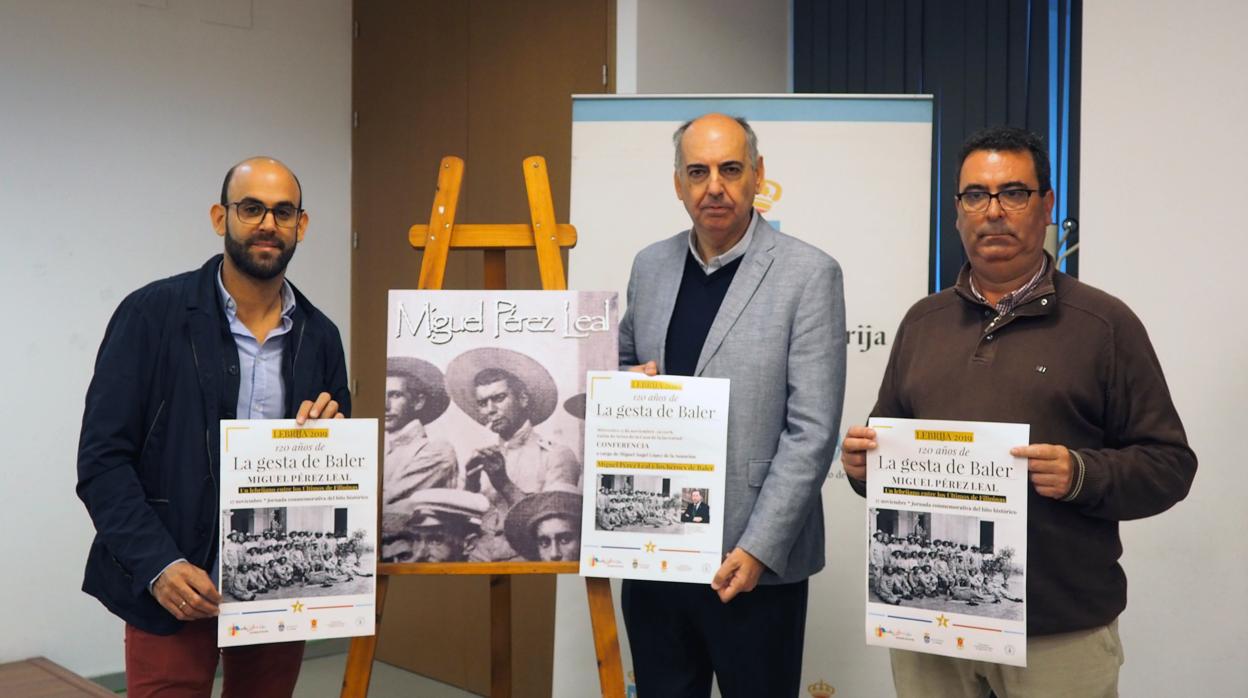 El delegado municipal de Participación Ciudadana, Alberto Pérez; José Antonio Esquina, del grupo para la recuperación de la figura de Miguel Pérez; y el delegado municipal de Cultura, José Martínez