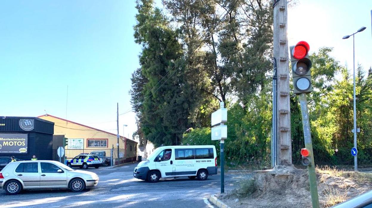 El polémico semáforo se encuentra en la carretera que conecta Gines con Espartinas