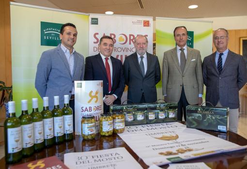 Representantes políticos y empresariales durante la presentación de la Feria del Mosto en Umbrete