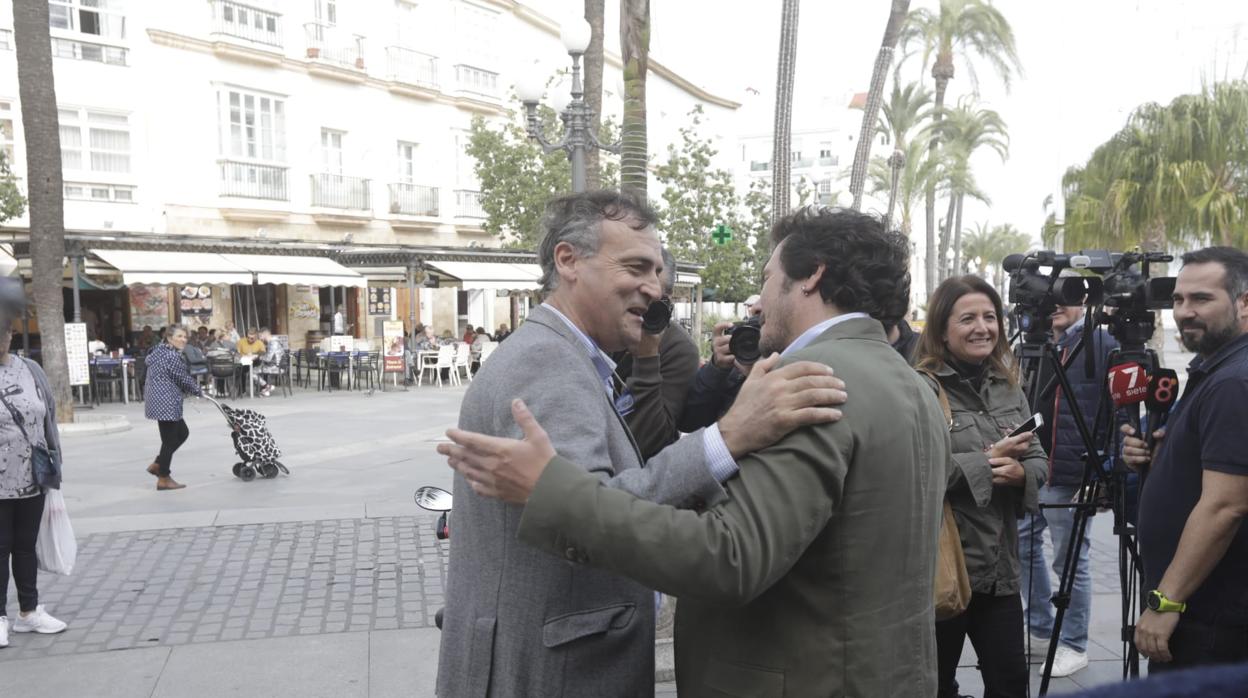 El alcalde y el exedil del PSOE, Juan Cantero, se dieron un cariñoso abrazo.
