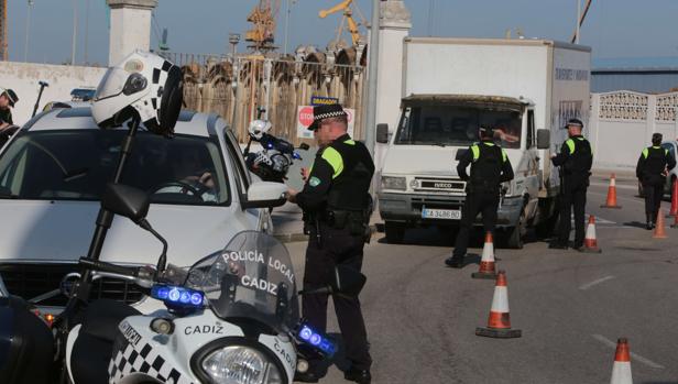 Policías locales denuncian una campaña «indiscriminada» de multas en Cádiz