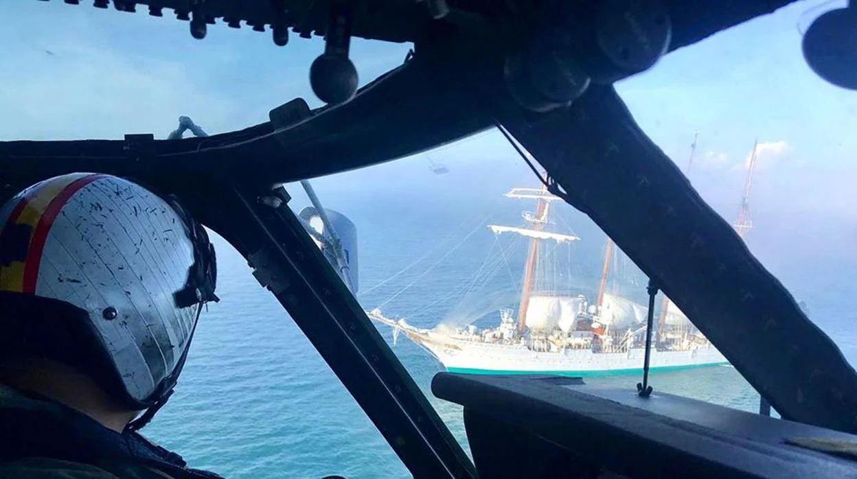 Salida del Elcano de Las Palmas vista desde un helicóptero de la Armada.
