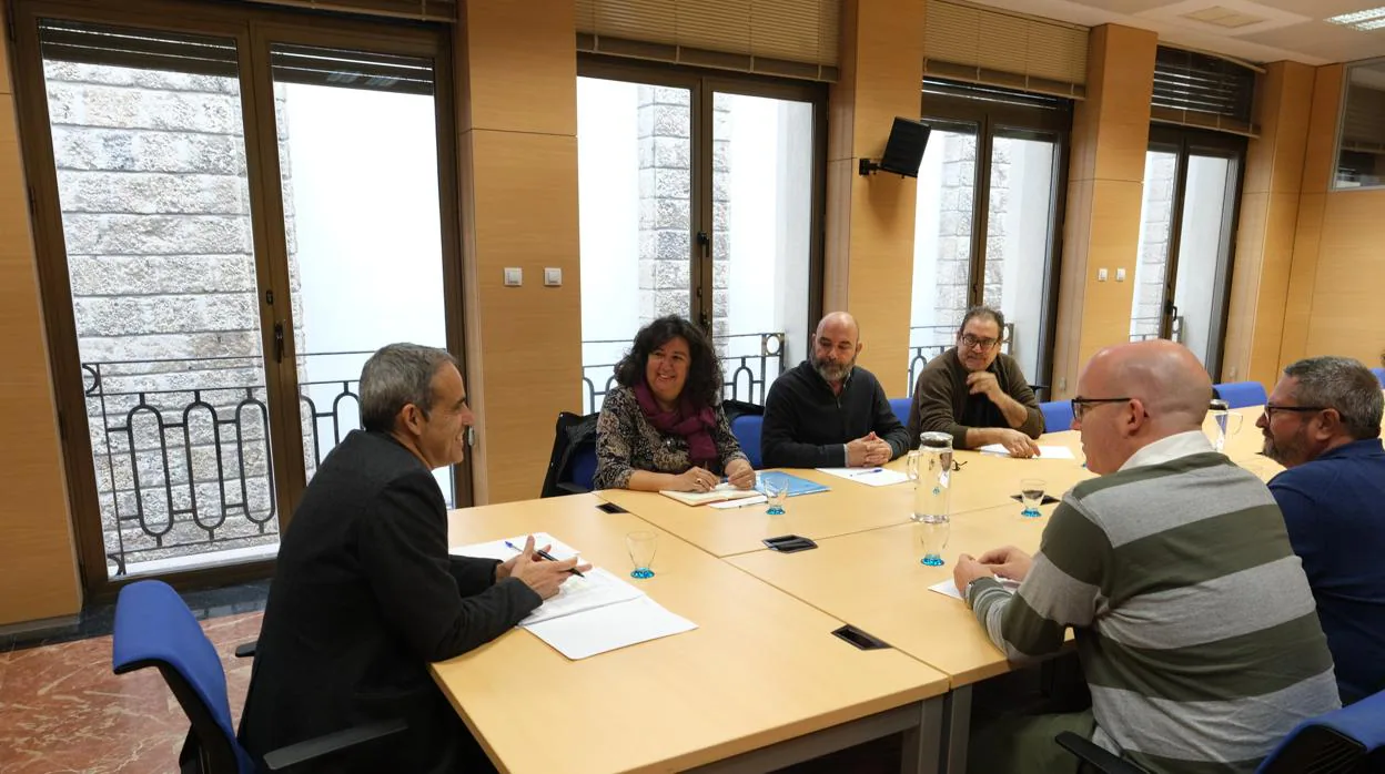 Momento de la reunión entre el subdelegado del Gobierno y el comité de Puerto Real