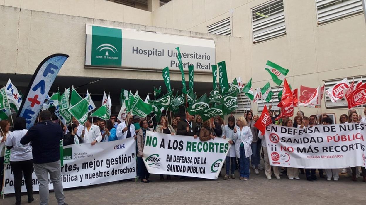 Concentración ante la puerta del Hospital de Puerto Real