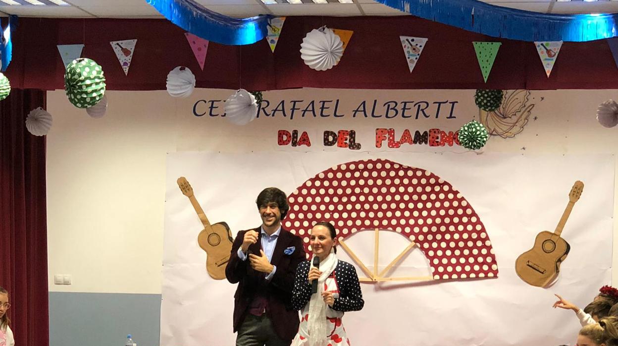 Manuel Lombo en el CEIP Rafael Alberti de Montequinto por el Día del Flamenco junto a la profesora Valme Cira