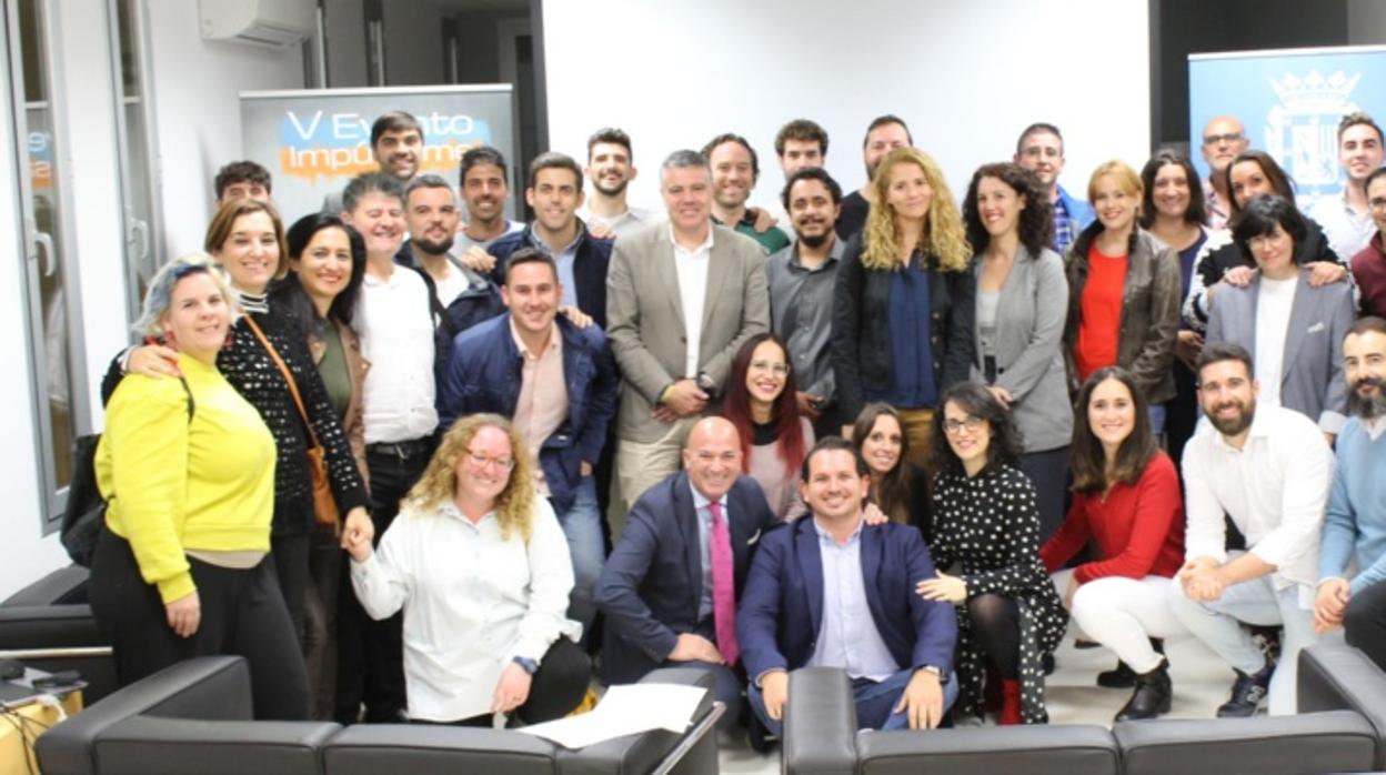 Foto de grupo tras la inauguración, con los participantes y las autoridades