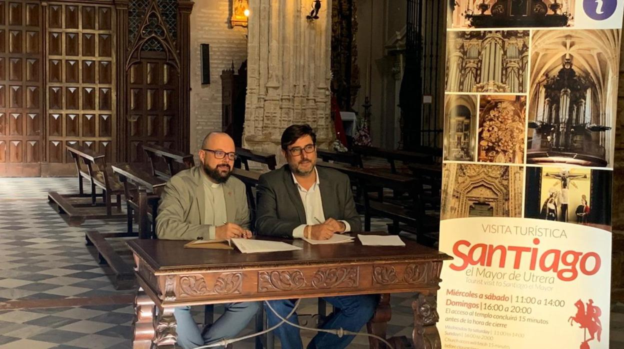 El alcalde de Utrera firmando el conveiio con Juan Luis Rubio, párroco de Santiago