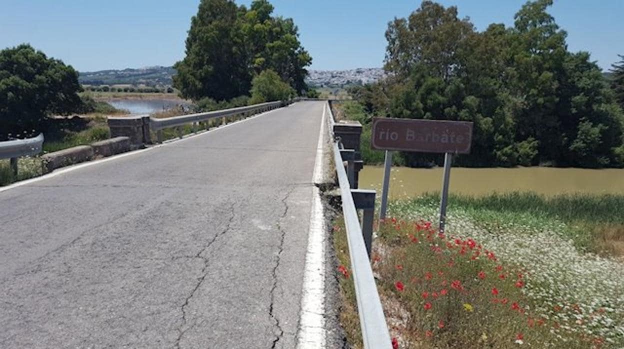 Corte de tráfico en la carretera de El Castaño, que une Benalup con la autovía Jerez-Los Barrios