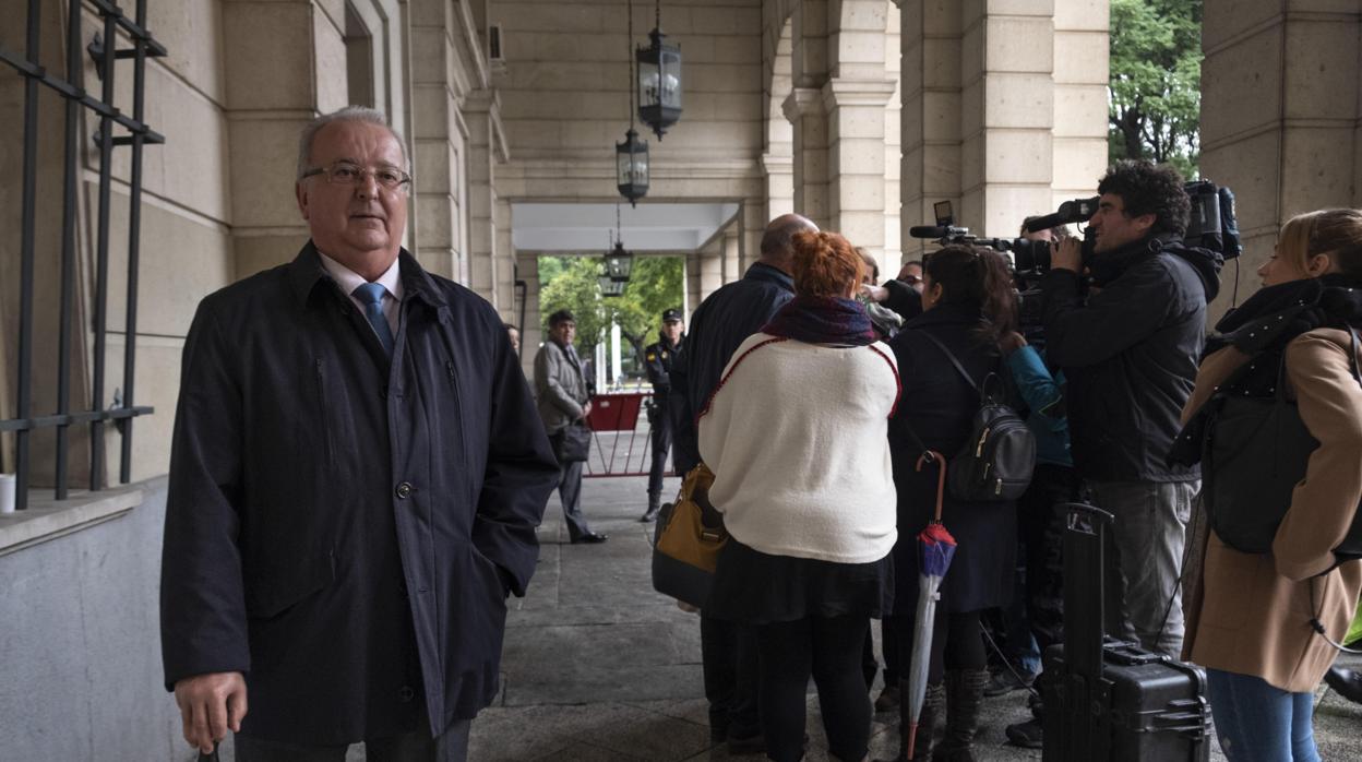 El exconsejero jerezano Antonio Fernández sale de la Audiencia de Sevilla.