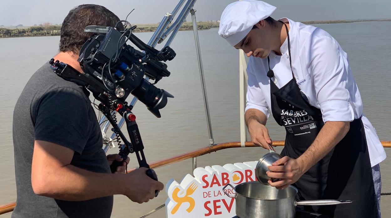 Un momento de la grabación de la elaboración del ajo marinero por uno de los alumnos del instituto lebrijano