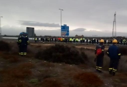 Protesta esta mañana de los trabajadores de Puerto Real en el acceso a Cádiz por el puente Carranza