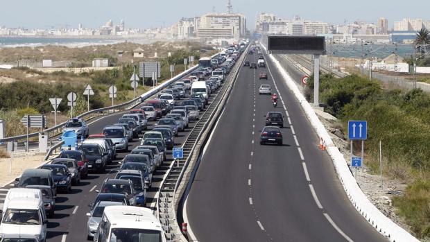 Retenciones kilométricas por un accidente múltiple en la autovía entre Cádiz y San Fernando