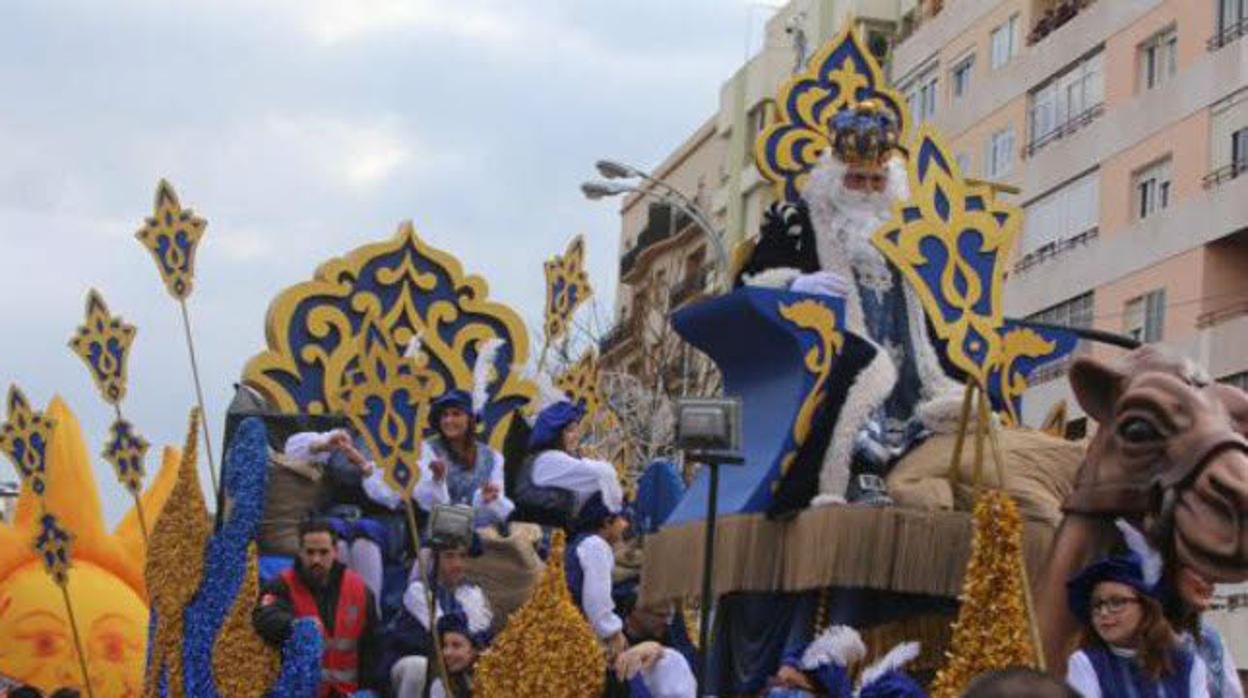 El Rey Melchor, en su carroza el dçia de los Reyes Magos.