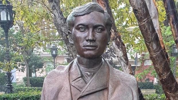 Puesta a punto de los bustos y esculturas de Cádiz