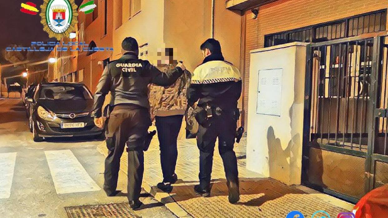 El detenido es conducido a dependencias de la Guardia Civil custodiado por dos agentes