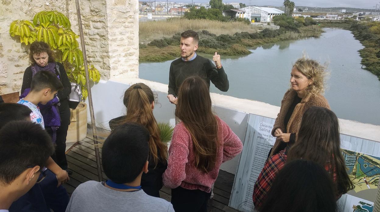 Educación lleva a cabo un taller para dar a conocer el molino de mareas a 600 escolares de El Puerto