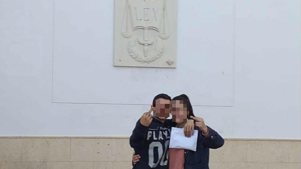 El joven investigado 'celebra' su puesta en libertad en redes sociales junto a su pareja.