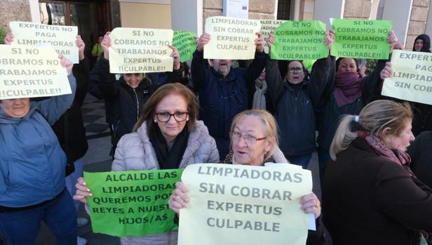 Las limpiadoras siguen con sus protestas en la puerta del Ayuntamiento de Cádiz