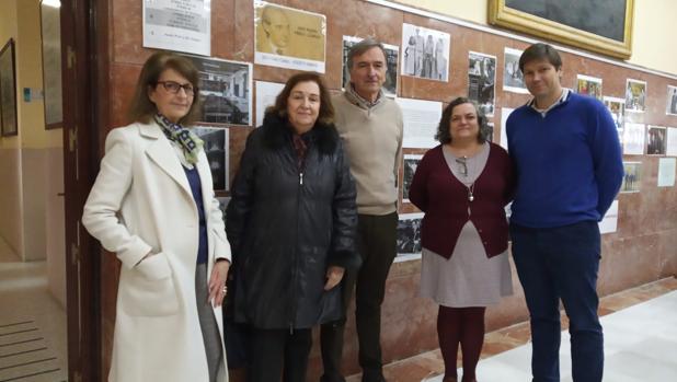 La esposa de Pérez-Llorca visita la exposición en homenaje al político que se celebra en San Felipe Neri