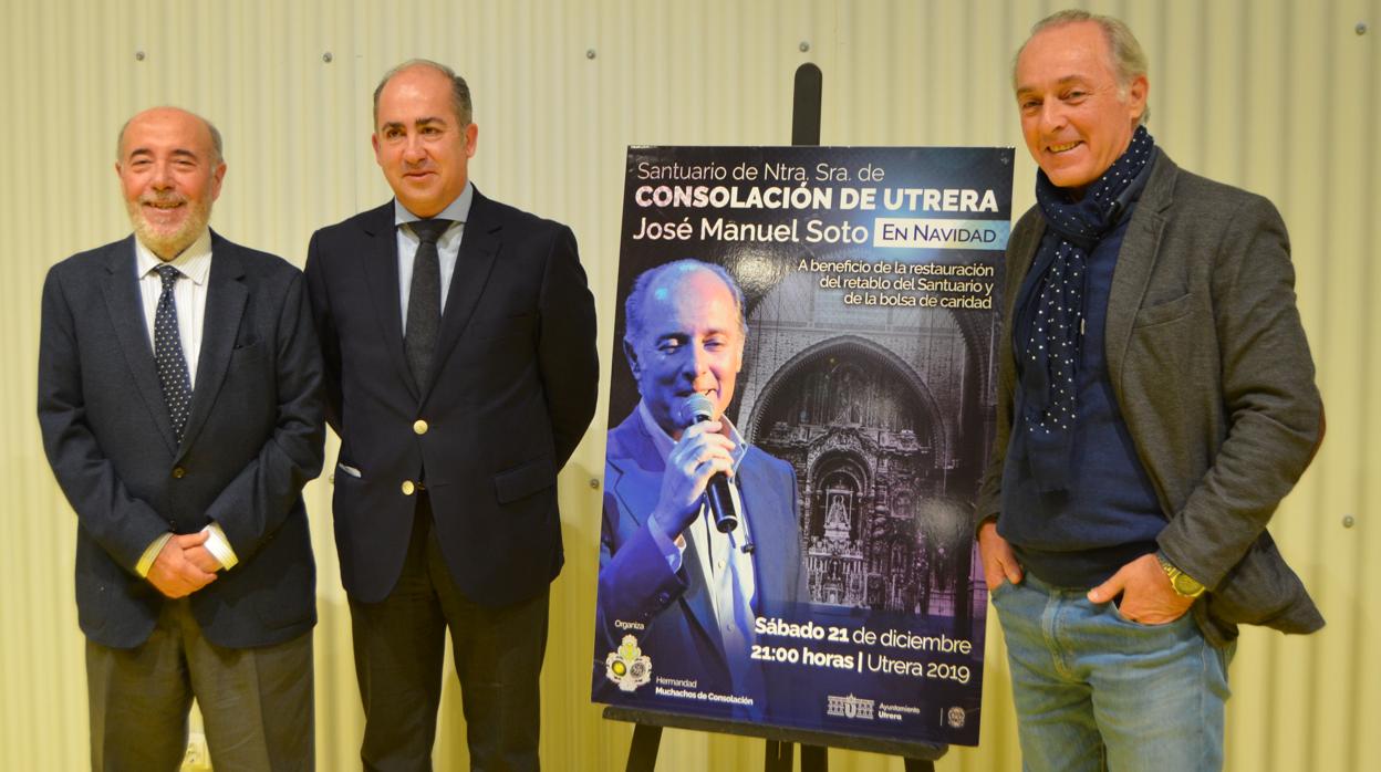 El artista junto al concejal de Cultura de Utrera y el hermano mayor de los Muchachos de Consolación