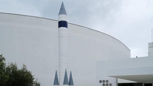 La maqueta de un cohete da la bienvenida a la Ciudad de las Estrellas