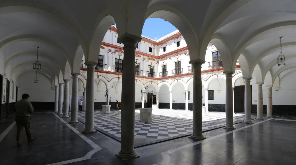 Luminoso patio del Convento de Santo Domingo en Cádiz, parcialmente reconvertido en hotel en 2013.