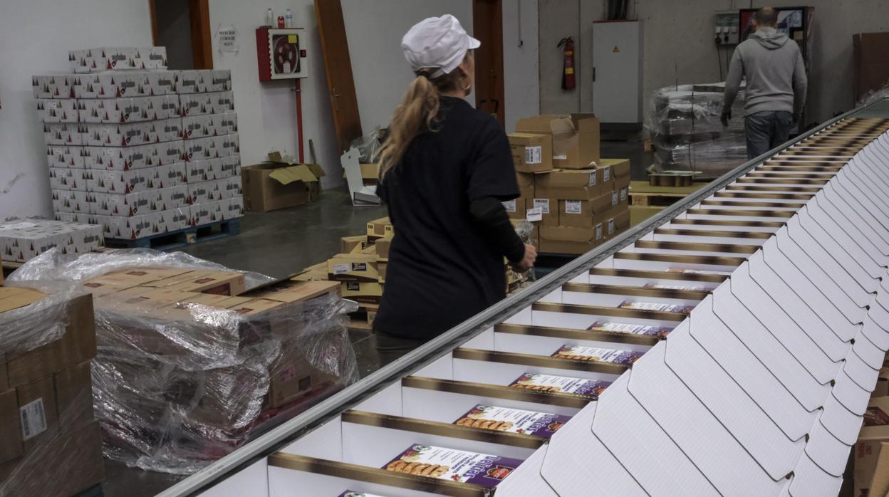 Preparación de cestas de Navidad para trabajadores en El Puerto.