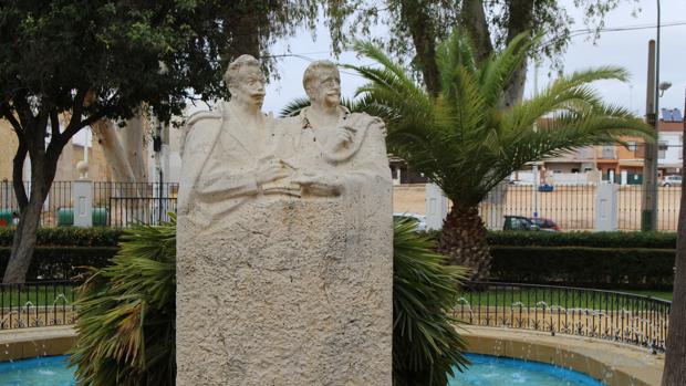 El monumento a los hermanos Álvarez Quintero que Utrera nunca fue capaz de terminar