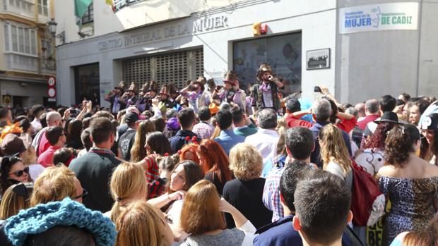 La Junta pone sobre la mesa inscribir el Carnaval de Cádiz como BIC