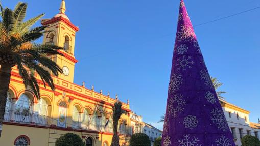 La Plaza del Ayuntamiento con los adornos navideños en Arahal, en la edición del año 2018