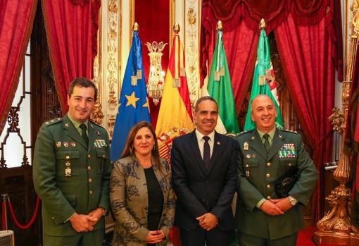 De izquierda a derecha: El teniente coronel Luis Martín, la presidenta de la Diputación, Irene García y el subdelegado del Gobierno José Pacheco, junto al coronel Jesús Núñez, en el Salón Regio.