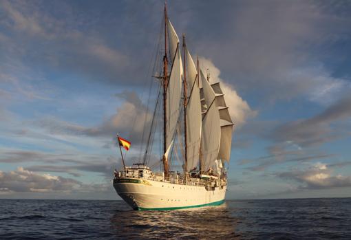 El Juan Sebastián de Elcano cruzando el Atlántico.