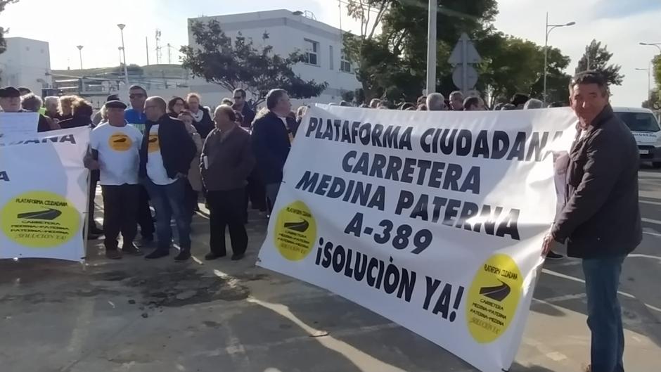 VÍDEO: Protestas por el estado de la carretera Medina - Paterna