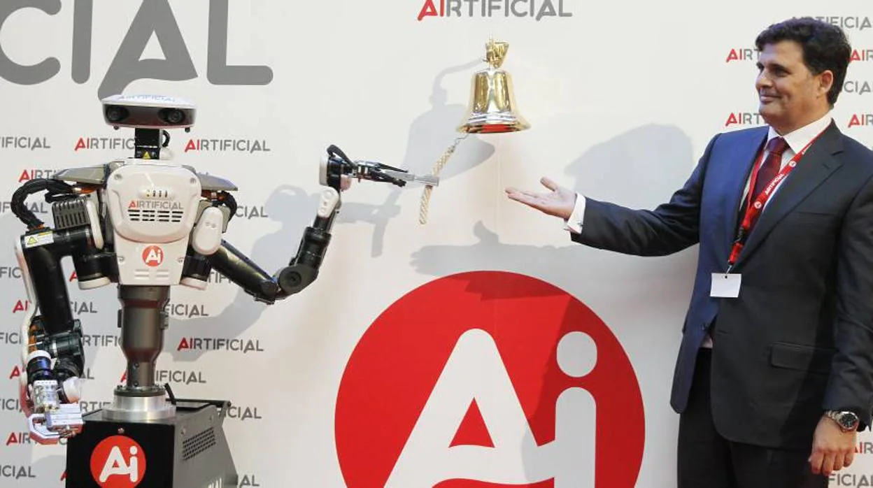 Aibell, robot de Airtificial, realiza el toque de campana, junto al presidente de la empresa, Rafael Contretras, en noviembre del año pasado cuando la empresa salió a Bolsa