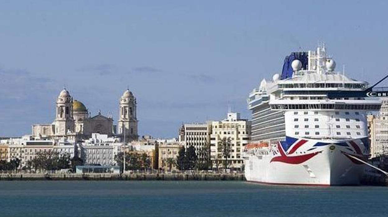 Un crucero, atracado en el puerto de Cádiz.