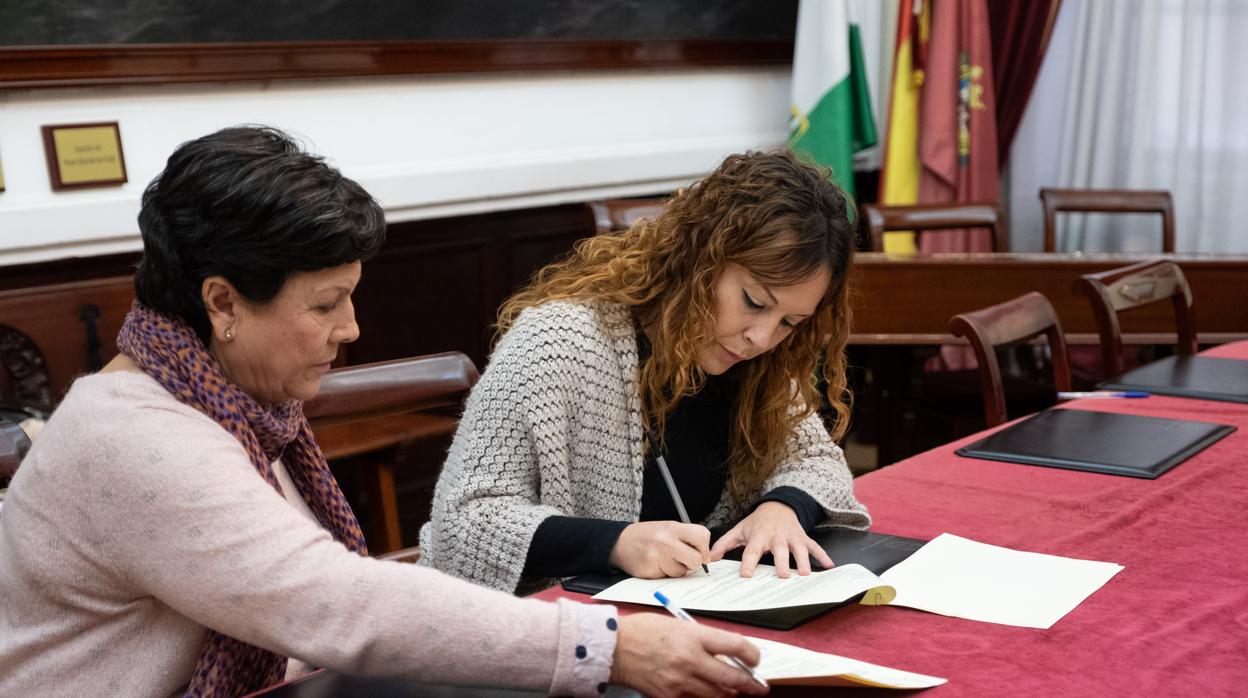 La concejala de Feminismos y LGTBIQ+ y vicepresidenta de la Fundación de la Mujer, Lorena Garrón y la representante de la Asociación Gaditana de Mujeres con Cáncer de Mama, Agamama, Agustina Castañeda.