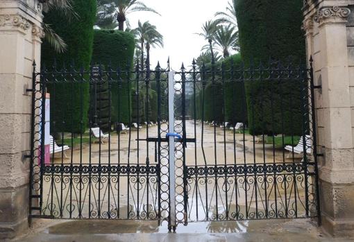 El parque Genovés, en Cádiz, cerrado con motivo de la borrasca Elsa.