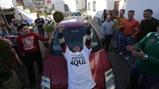 El propietario de la única administración de El Bosque celebra el Primer Premio.