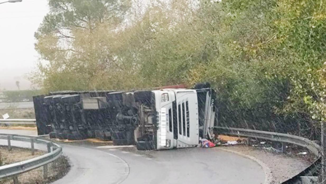 Camión volcado en Jerez