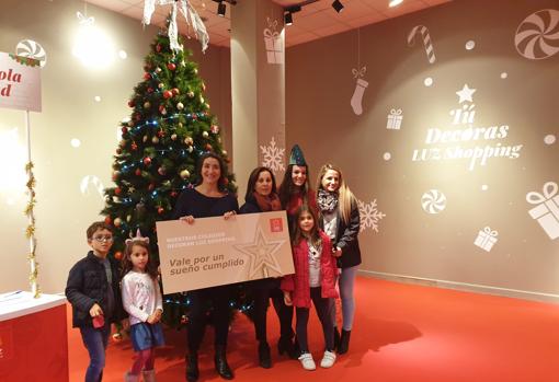 La Estrella de Oriente del colegio SAFA Jerez ya corona el árbol de Navidad de LUZ Shopping