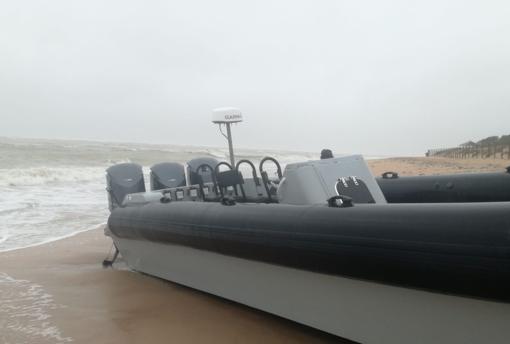 Neumática abandonada e intervenida en una playa de Rota. Esta madrugada.