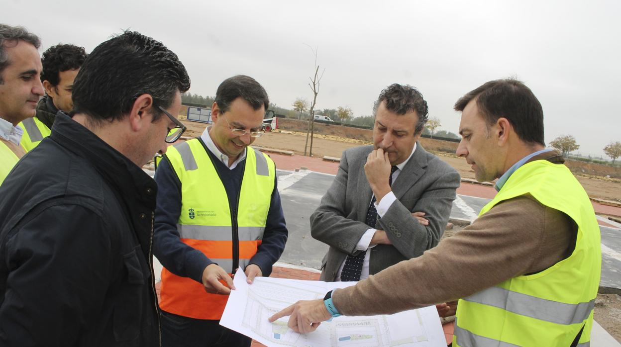 El alcalde de La Rinconada, Javier Fernández, en una visita reciente a las obras