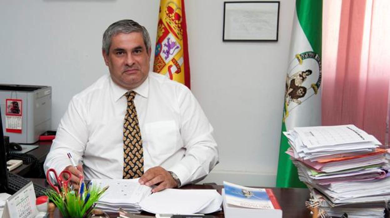 El fiscal jefe de Algeciras denuncia que le han «rajado» las ruedas de su vehículo