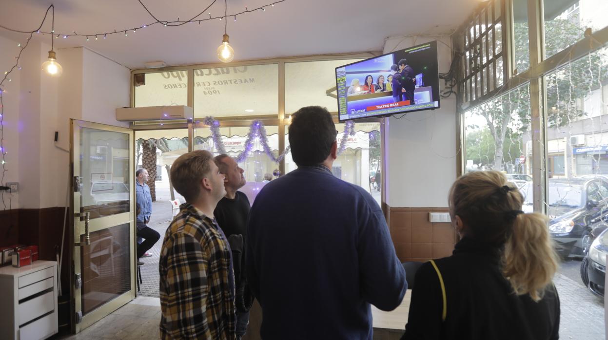 Gaditanos siguen el sorteo en un bar.