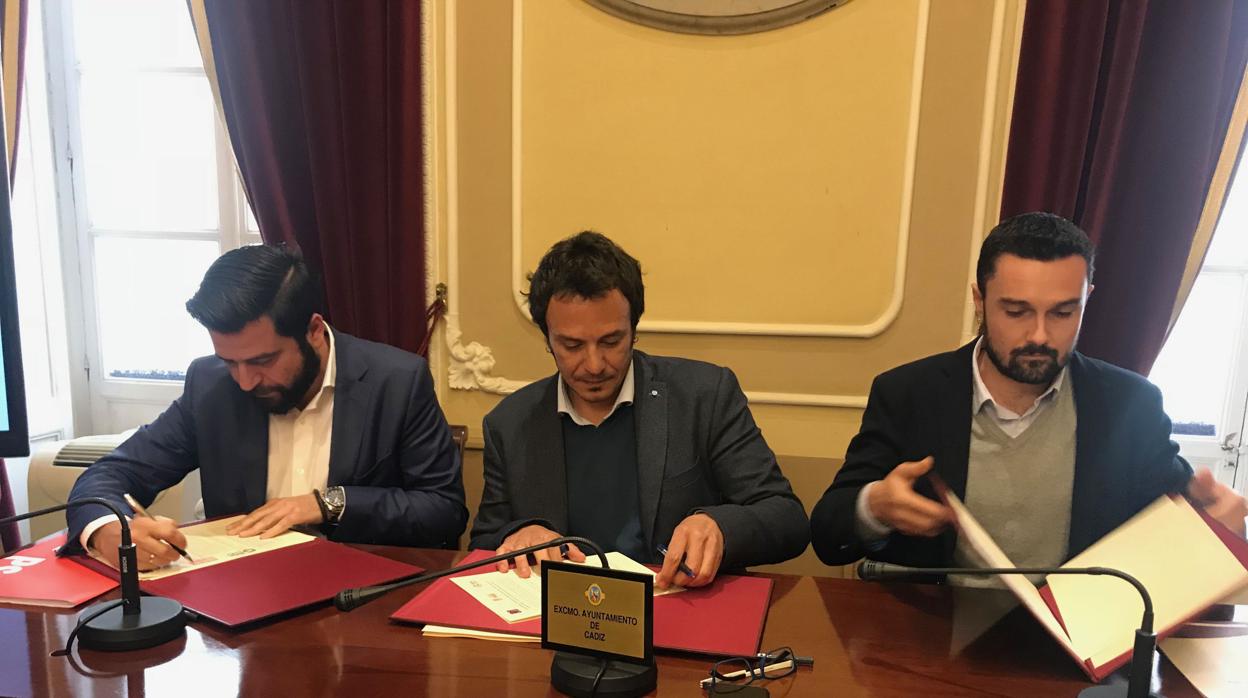 Momento de la firma del acuerdo del presupuesto de 2018 entre Podemos y PSOE.