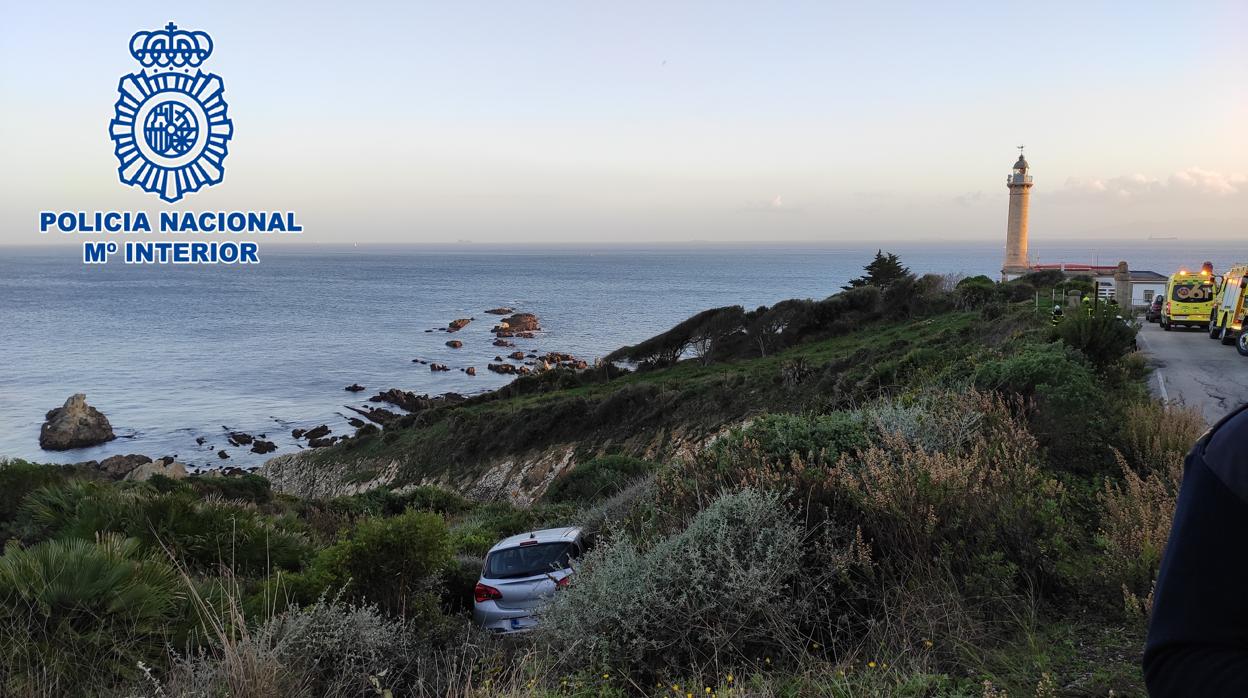 El vehículo accidentado junto al faro de Punta Carnero, en Algeciras.