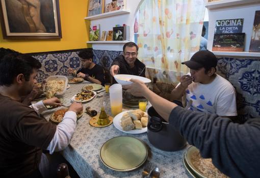 Cinco refugiados pasarán su primera Nochebuena en la &#039;okupada&#039; Casa de Cádiz en Barcelona