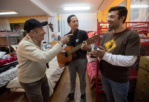 Cinco refugiados pasarán su primera Nochebuena en la &#039;okupada&#039; Casa de Cádiz en Barcelona