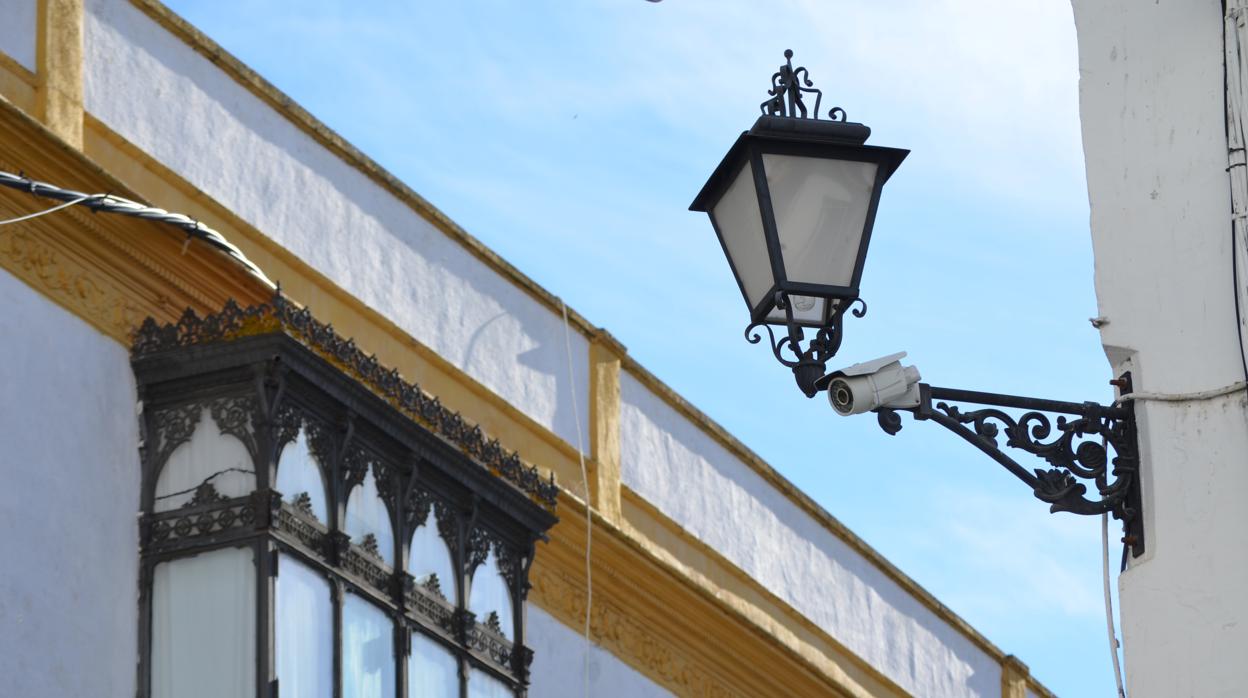 Una de las nuevas cámaras de seguridad que han llegado al utrerano barrio de Santa María